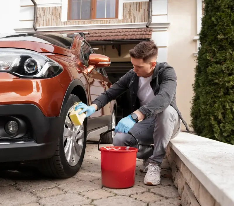 Lavage auto à domicile San-Gavino-di-Carbini : professionnel intervenant sur un véhicule